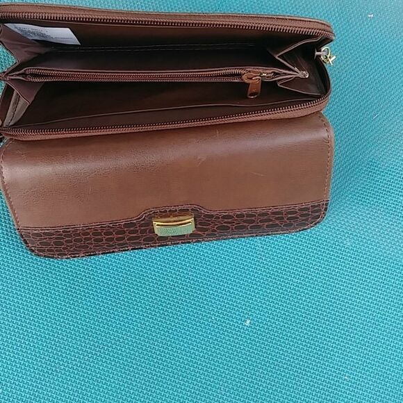 Women's Zip around wallet - Picture 3 of 3